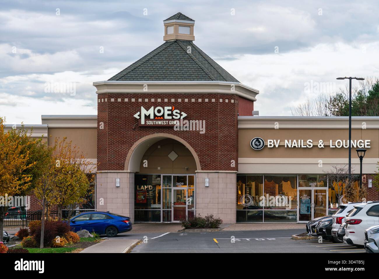 DeWitt, New York - 8 novembre 2025: Moe's Southwest Grill è una catena di ristoranti fast-casual che offre burrito, ciotole e tacos personalizzabili in oltre 600 sedi statunitensi Foto Stock