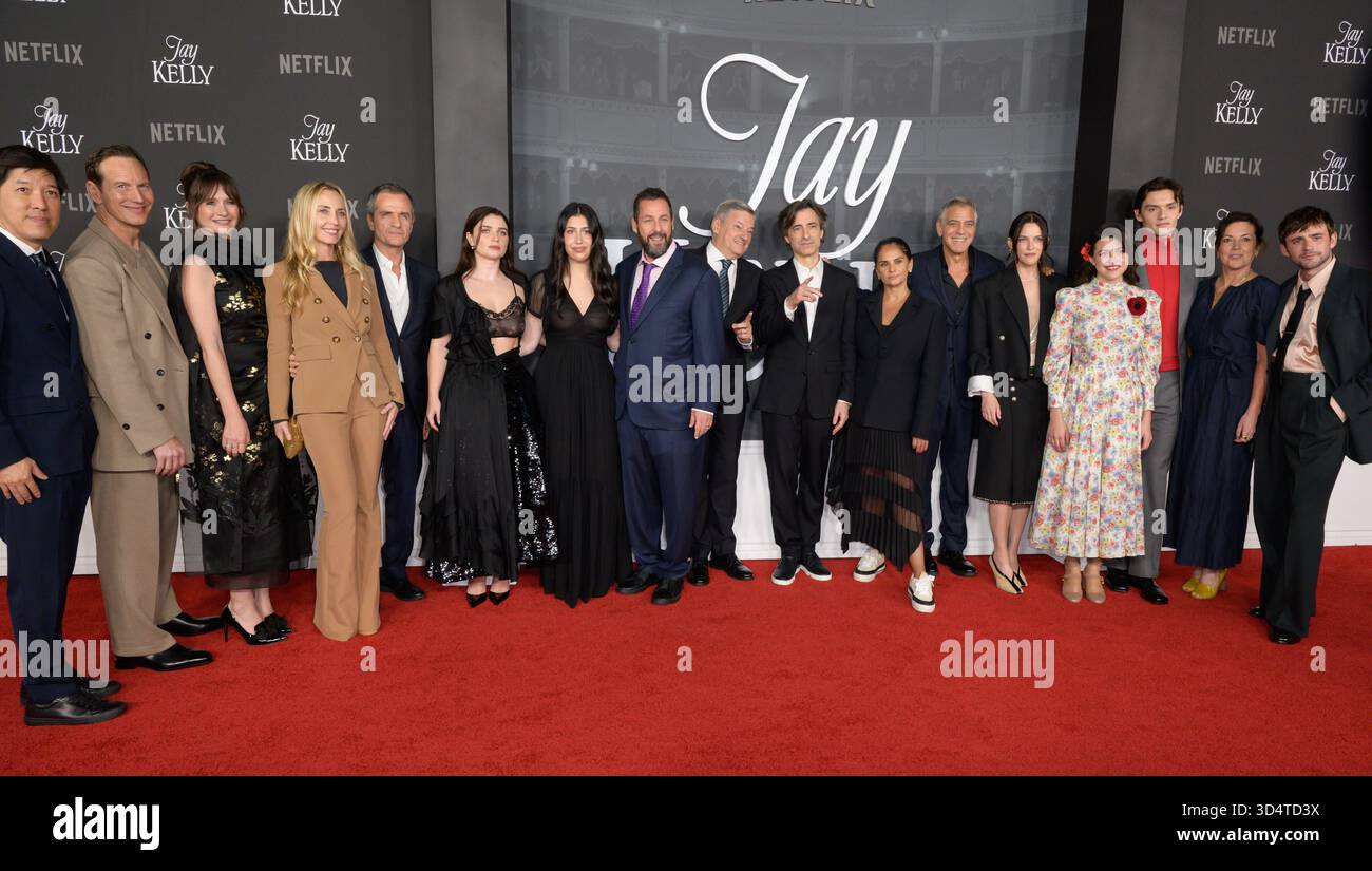 Los Angeles, Stati Uniti. 11 novembre 2025. LOS ANGELES, STATI UNITI. 11 novembre 2025: Rudy Chung, Patrick Wilson, Emily Mortimer, Cassidy Lange, David Heyman, Eve Hewson, Sadie Sandler, Adam Sandler, Ted Sarandos, Noah Baumbach, Bela Bajaria, George Clooney, Riley Keough, Grace Edwards, Louis Partridge, Nina Gold e Charle Rowe alla premiere DI "Jay Kelly" di Netflix all'Egyptian Theatre. Crediti fotografici: Paul Smith/Alamy Live News Foto Stock
