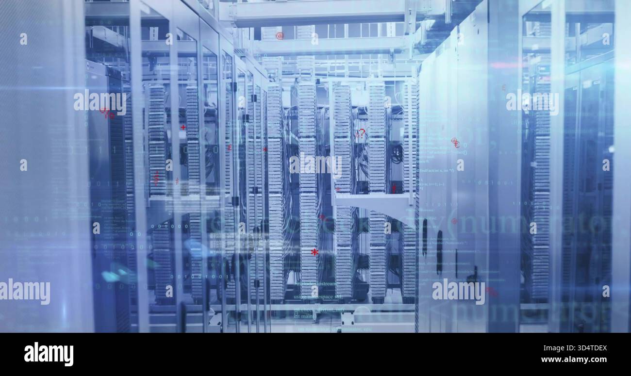 Visualizzazione della fila centrale di armadi per server con facciata in vetro che si trovano nella corsia del data center, con luci a LED Foto Stock