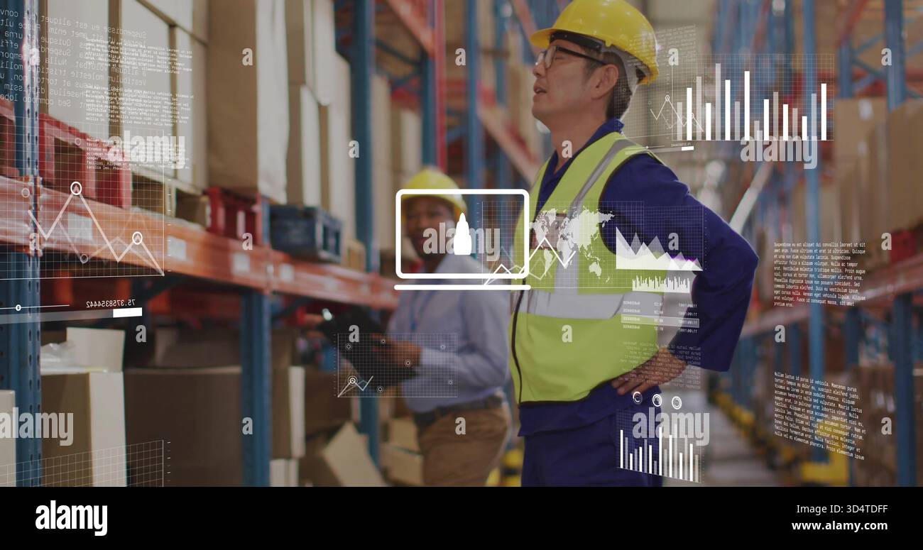 Ispezione del piombo in giubbotto giallo, elmetto, controllo della scaffalatura dei pallet in magazzino con sovrapposizioni di pastiglie Foto Stock