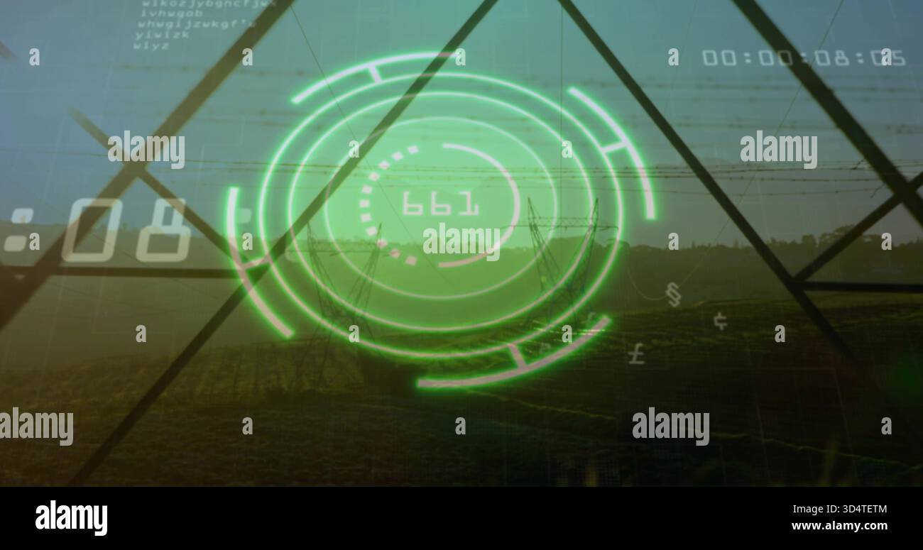 Visualizzazione di HUD verde neon sovrapposti a terreni agricoli al crepuscolo, con piloni, cornice geometrica, codice orario Foto Stock