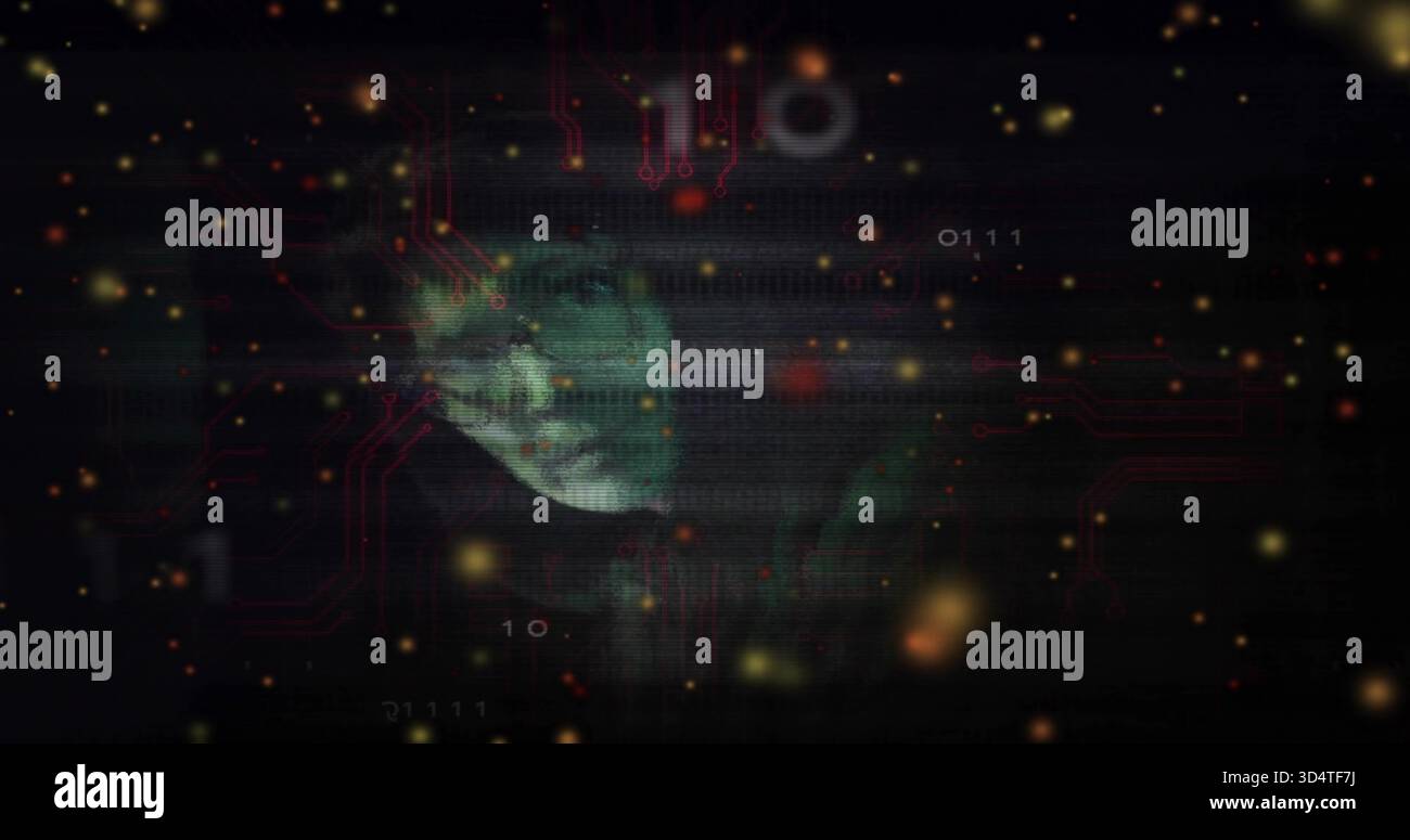 Proiezione del volto verde emergente che si verifica attraverso le linee di scansione nel ciberspazio, con circuiti e binari Foto Stock
