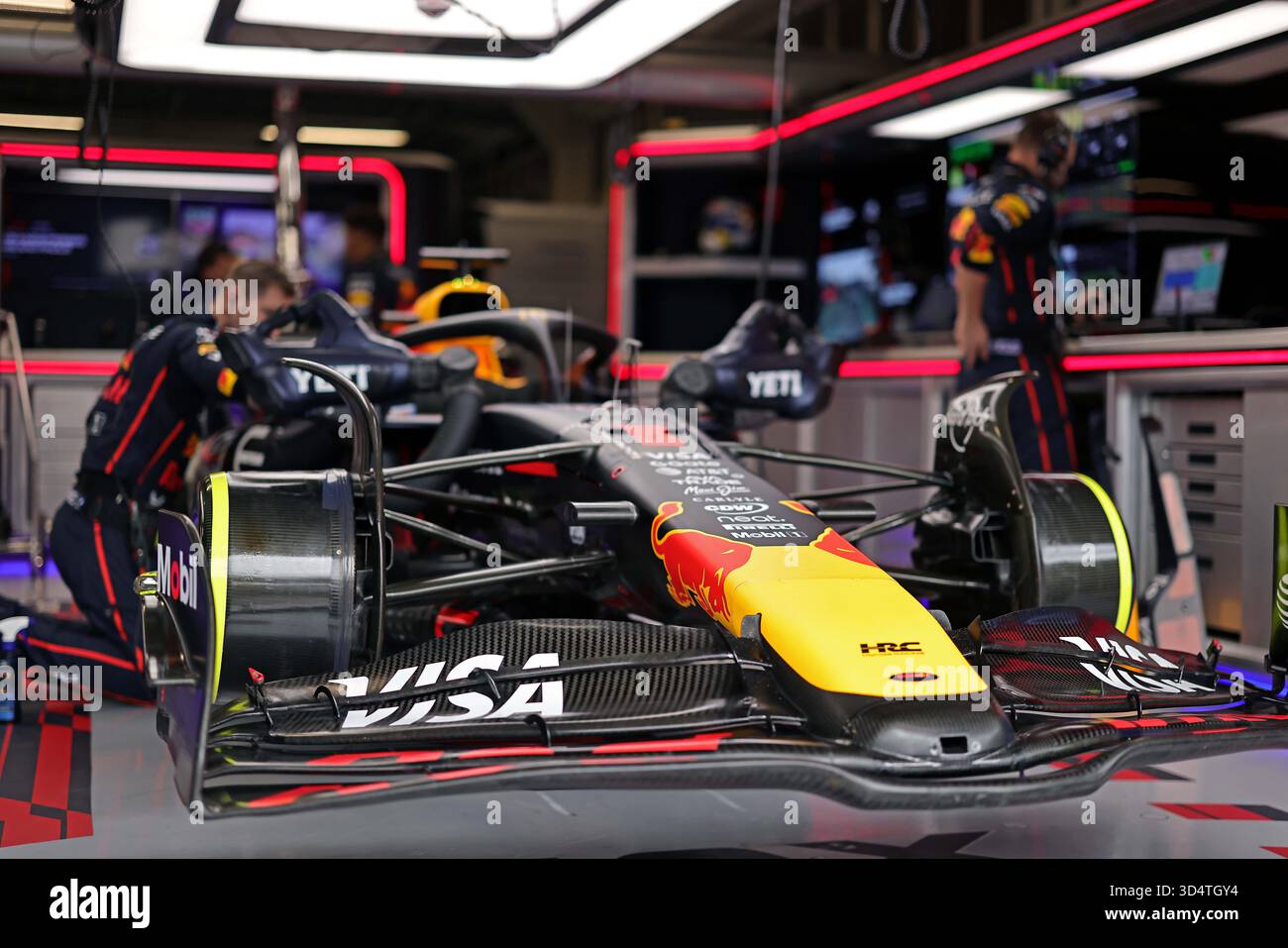 San Paolo, Brasile. 8 novembre 2025. I meccanici preparano la vettura di Max Verstappen (NED) Oracle Red Bull Racing RB21 Honda F1 prima della Sprint Race del Gran Premio di F1 del Brasile all'autodromo Jose Carlos Pace Credit: Action Plus Sports/Alamy Live News Foto Stock