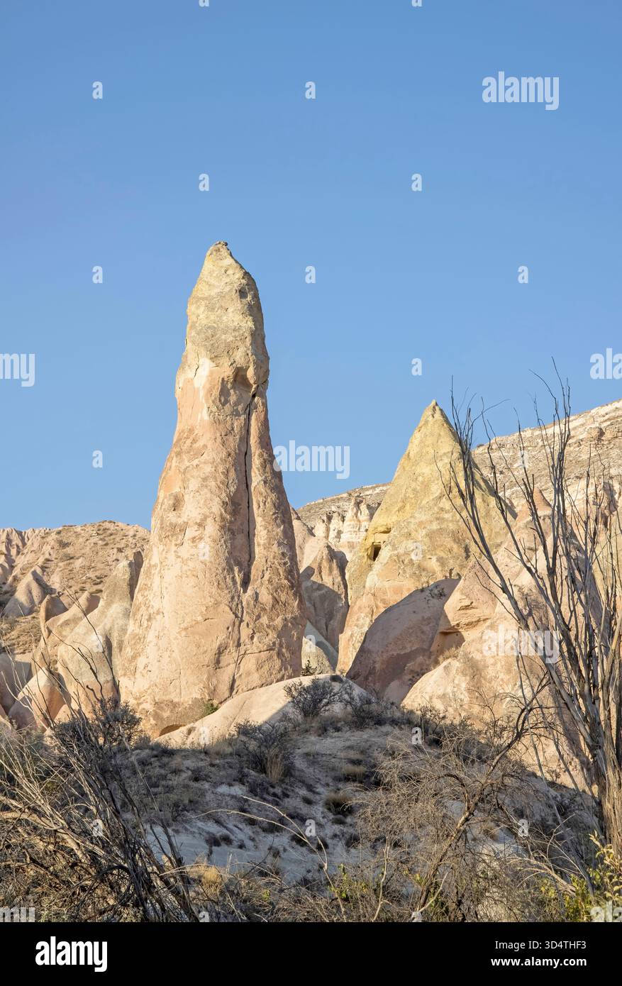 splendide formazioni rocciose lungo la valle rossa in cappadocia turchia Foto Stock