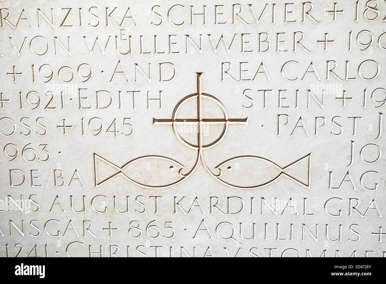 Simboli e nomi cristiani scolpiti in marmo nella cattedrale. Foto Stock