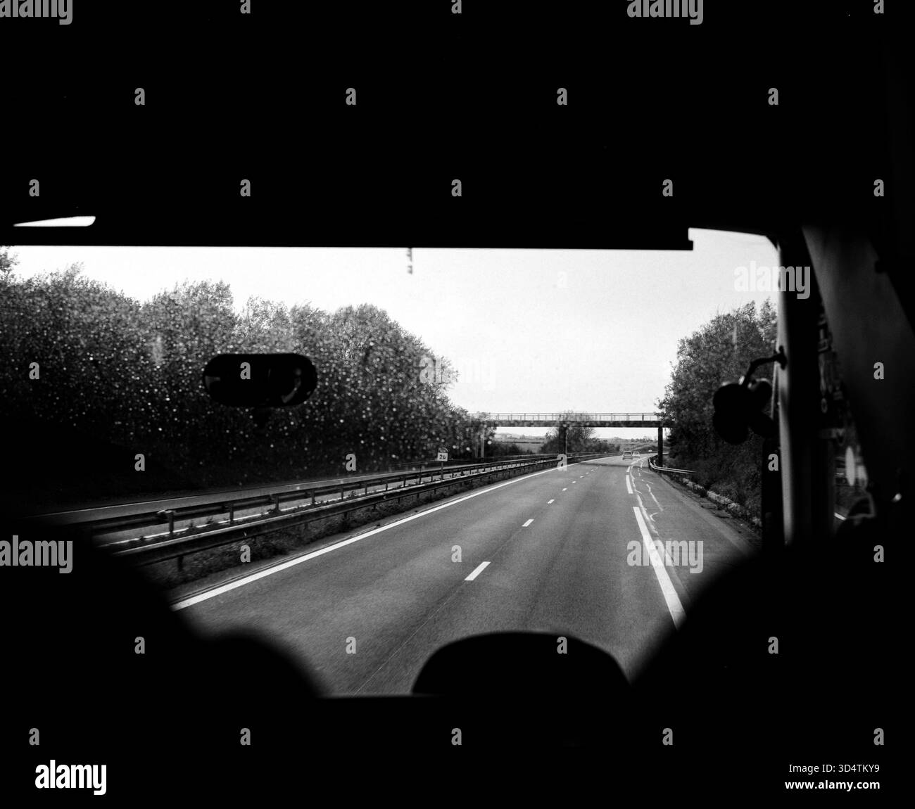 Autostrada francese vuota, vicino a Calais Francia. Foto Stock