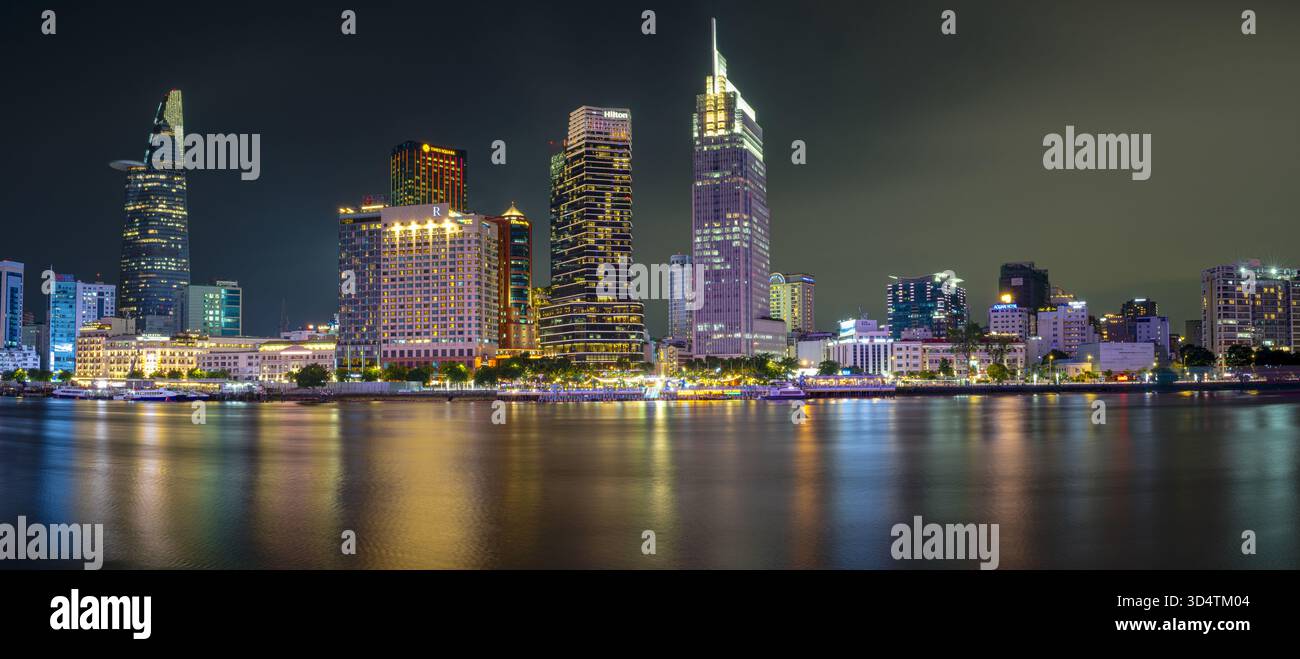 Vista del fiume Saigon che riflette le vivaci luci dei grattacieli torreggianti nello skyline di ho chi Minh di notte, ho chi Minh City, ho chi Foto Stock