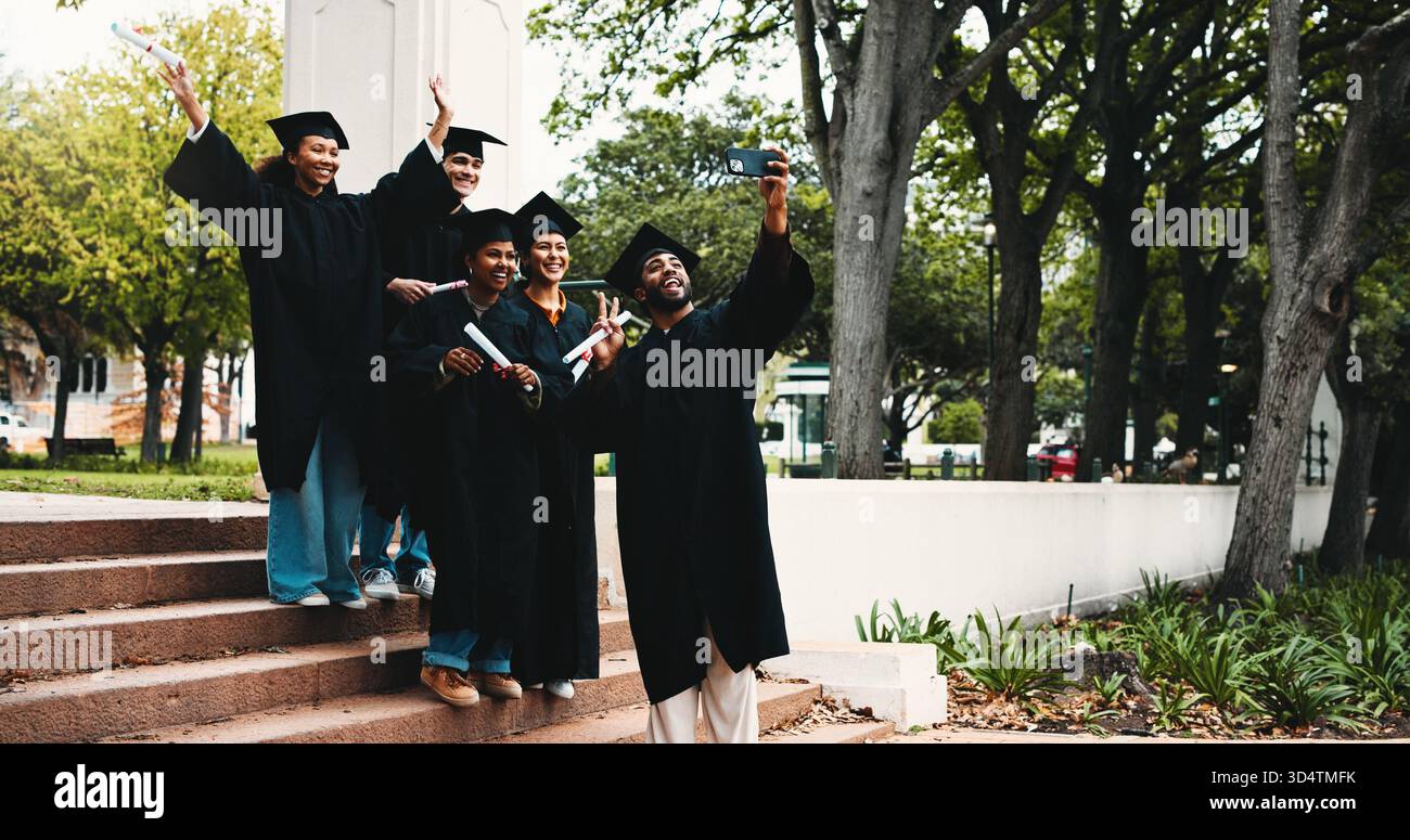Laureati, all'aperto e studenti entusiasti di selfie, post sui social media e successo accademico sui gradini. Gente, diploma e felice all'università per Foto Stock