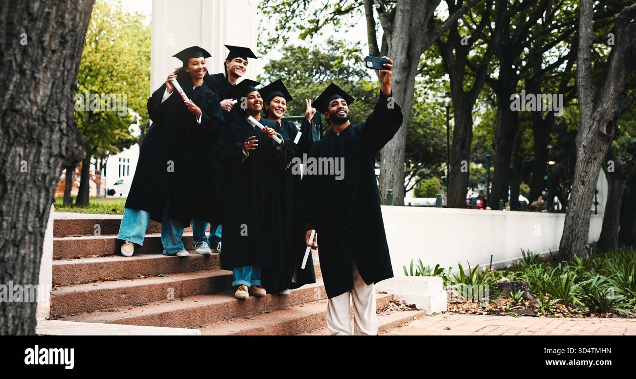 Laurea, Happy e studenti all'aperto per selfie, post sui social media e successo accademico su gradini. Gente, diploma e eccitato all'università per Foto Stock