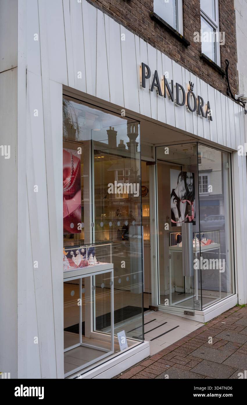 Negozio di gioielli Pandora a |Newport, sull'isola di wight, regno unito. Catena di negozi di alta moda, gioielleria, rivenditore Pandora, che vende articoli in argento. Foto Stock