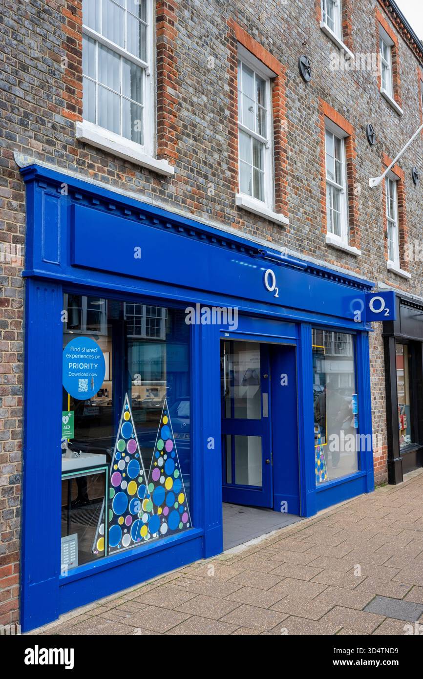 Negozio di telefonia mobile O2 a Newport, sull'isola di wight, Regno Unito, negozio di lusso del fornitore di servizi di telefonia mobile O2. Smartphone, rete. Foto Stock