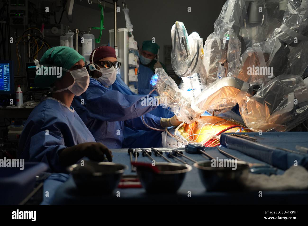 Berlino, Germania. 6 novembre 2025. I professionisti medici operano sul cuore di un paziente con il primo robot chirurgico in chirurgia cardiaca presso il German Heart Center di Charité a Berlino. Crediti: Manuel Genolet/dpa/Alamy Live News Foto Stock