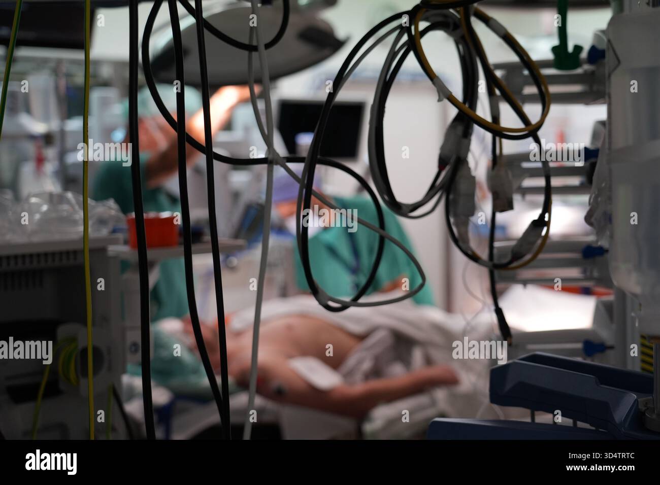 Berlino, Germania. 6 novembre 2025. I professionisti medici operano sul cuore di un paziente con il primo robot chirurgico in chirurgia cardiaca presso il German Heart Center di Charité a Berlino. Crediti: Manuel Genolet/dpa/Alamy Live News Foto Stock