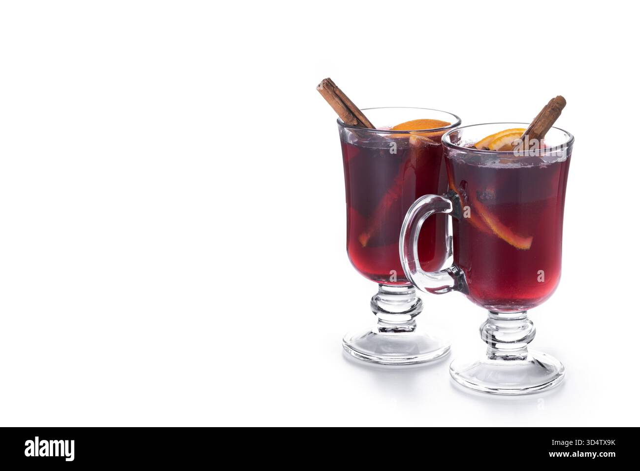VIN brulé con bastoncini di arancia e cannella e decorazioni natalizie isolate su sfondo bianco Foto Stock