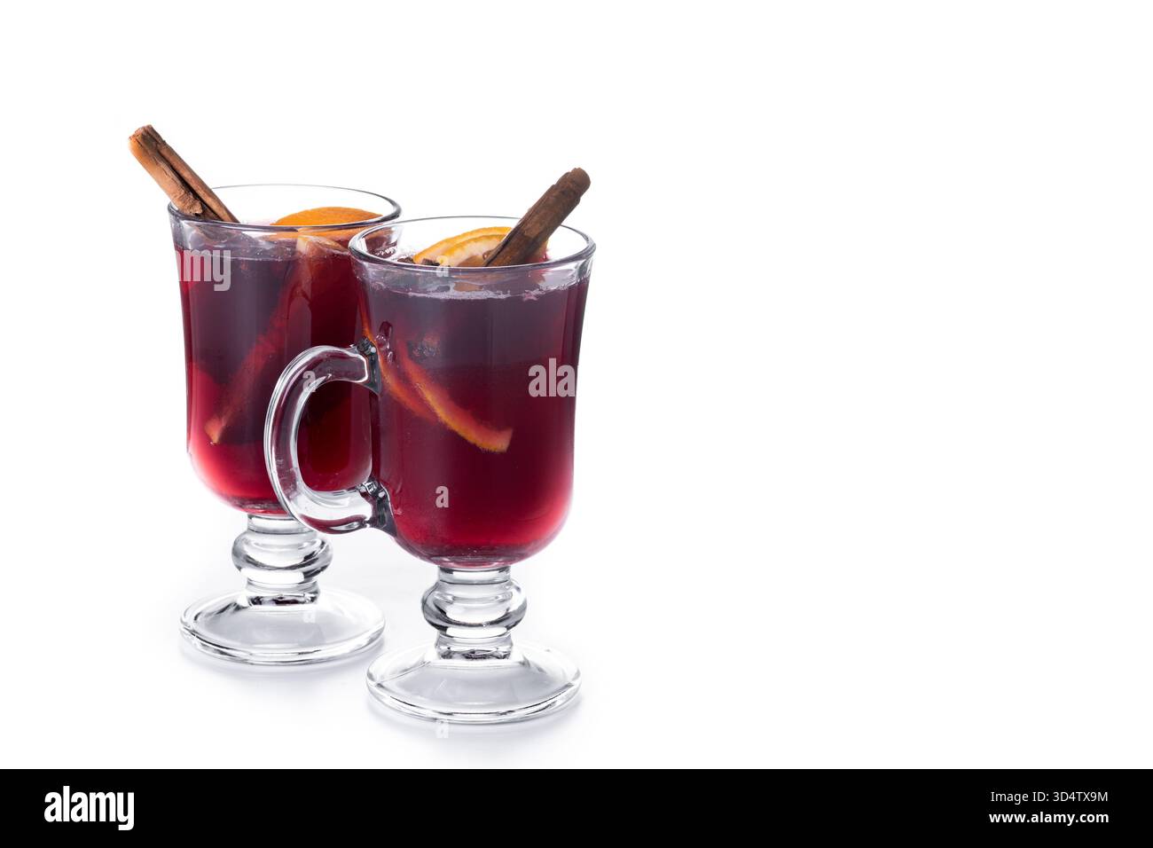 VIN brulé con bastoncini di arancia e cannella e decorazioni natalizie isolate su sfondo bianco Foto Stock