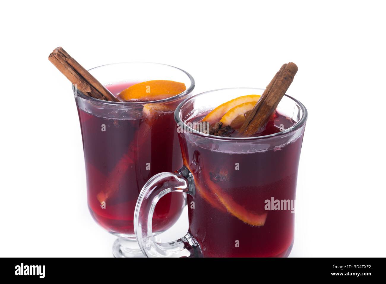 VIN brulé con bastoncini di arancia e cannella e decorazioni natalizie isolate su sfondo bianco Foto Stock