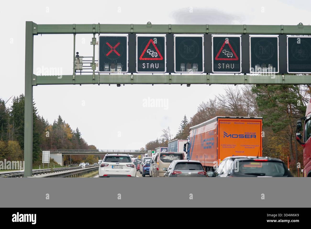 Deutschland, Bayern, Europa, Autobahn, Bundesautobahn, A8, Verkehr, Straßenverkehr, Stau, Verkehrsstau, Stop-and-Go, Rückreiseverkehr, Reiseverkehr, Pendlerverkehr, Ferienverkehr, Wochenendverkehr, Pkw, LKW, Transporter, Nutzfahrzeug, Spedition, Güterverkehr, Transportlogistik, Kolonnenverkehr, Verkehrsfluss, Verkehrsaufkommen, Verkehrsdichte, Wechselverkehrszeichen, Verkehrszeichen, Stauwarnung, LED-Anzeige, elektronische Verkehrssteuerung, Verkehrsleitsystem, VerkehrsInformation, Fahrspur, Fahrbahn, Fahrbahnmarkierung, Leitplanke, Brücke, Autobahnbrücke, Fahrbahnverengung, Baustelle, Baustel Foto Stock
