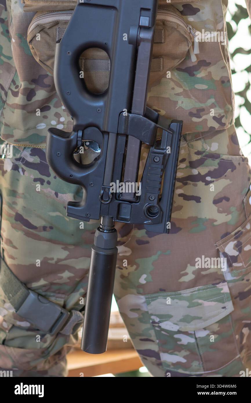Un frammento di un'uniforme militare con armi, elementi dell'equipaggiamento dell'esercito moderno Foto Stock