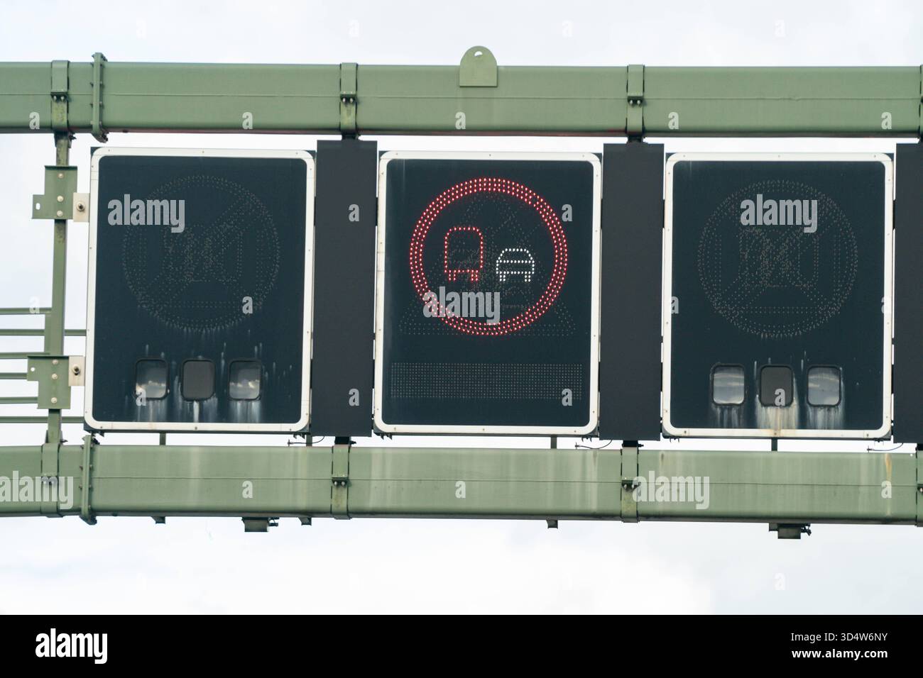 Deutschland, Bayern, Europa, Autobahn, Bundesautobahn, A8, Verkehr, Straßenverkehr, Verkehrsanlage, Verkehrszeichen, Wechselverkehrszeichen, LED-Anzeige, elektronische Verkehrssteuerung, Verkehrsleitsystem, Verkehrsregelung, Verkehrsmanagement, Verkehrsüberwachung, Verkehrsführung, Verkehrsinfrastruktur, Verkehrspolitik, Tempolimit, Geschwindigkeitsbegrenzung, Überholverbot, Überholverbot für LKW, Fahrspurregelung, Verkehrskontrolle, VerkehrsInformation, Verkehrssicherheit, Verkehrszeichenanlage, Verkehrsdisplay, Verkehrszeichenbrücke, Autobahnanzeige, Verkehrsregelanlage, Verkehrstechnik, Ver Foto Stock