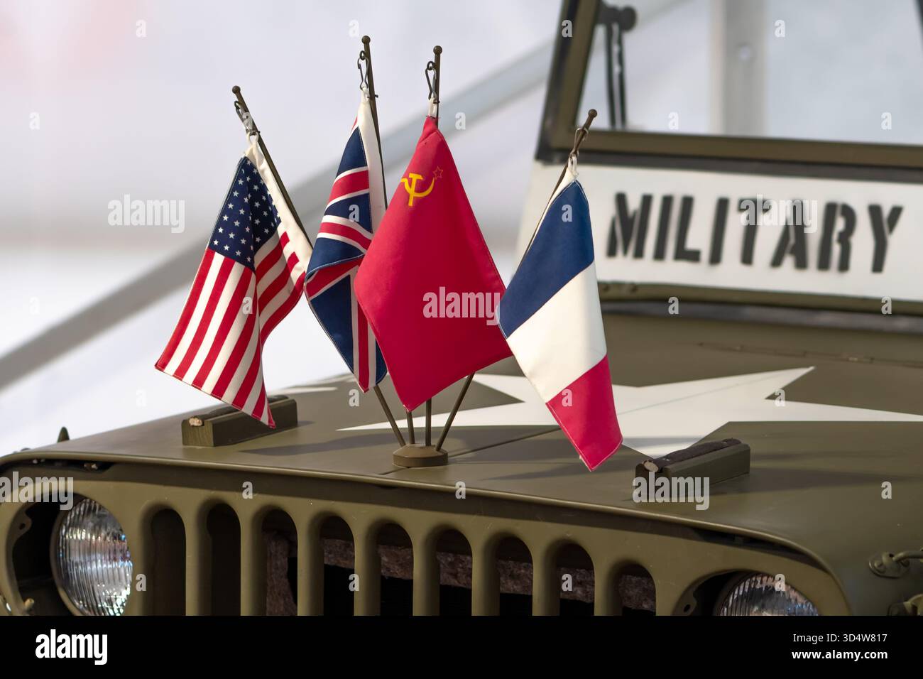 Una serie di bandiere dei paesi alleati è montata su un veicolo militare durante la guerra. Austria, Vienna, 26 ottobre 2025 Foto Stock