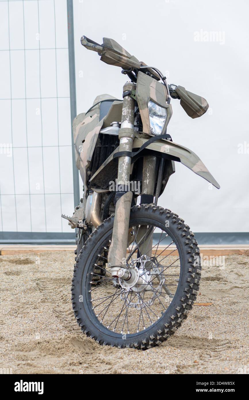 La motocicletta tattica con rivestimento protettivo è progettata per le missioni militari Foto Stock