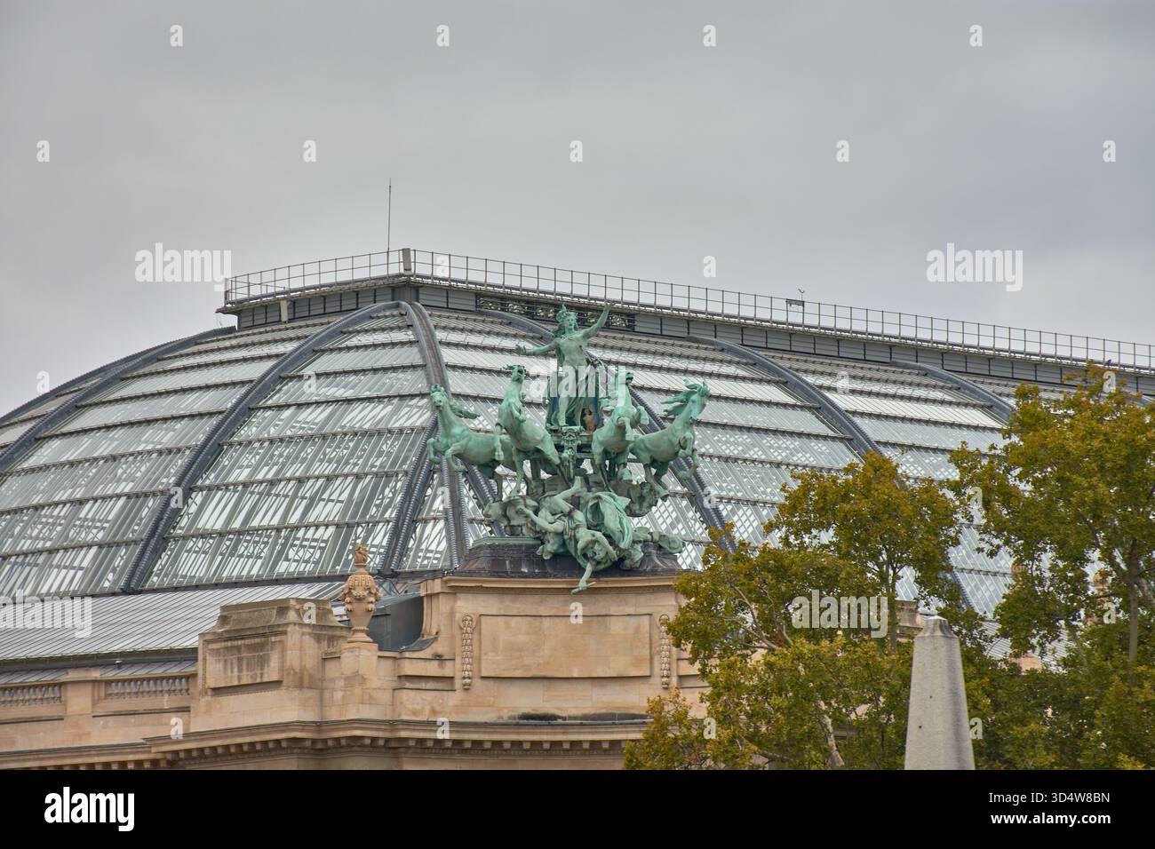 La scultura Harmony trionfa su Discordo di Georges Recipon incorona il Grand Palais di Parigi con una commovente quadriga di bronzo. Foto Stock