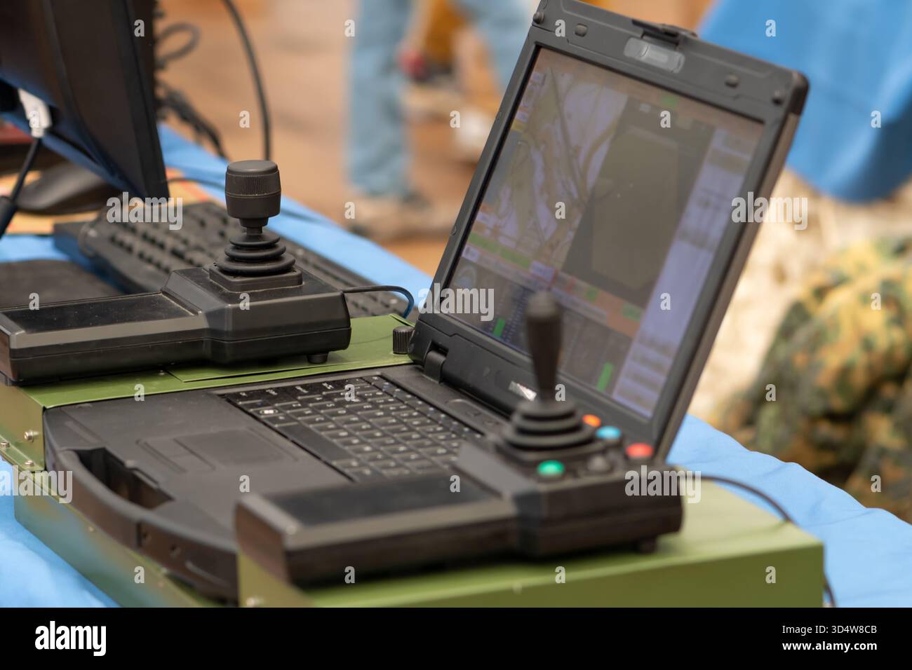Un computer portatile dell'esercito con due joystick viene utilizzato come sistema di controllo per le attrezzature militari Foto Stock