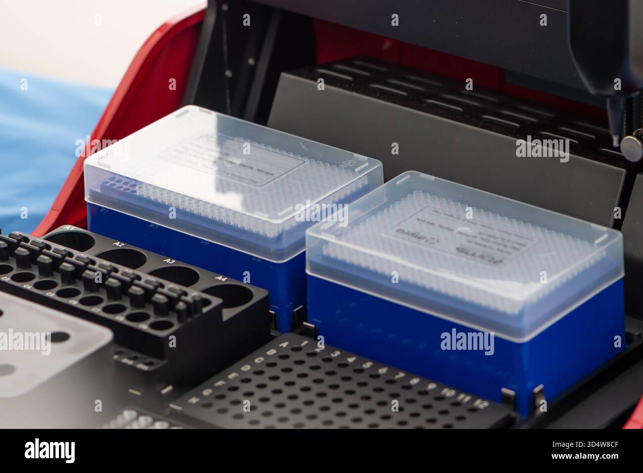 Per l'analisi viene utilizzato un moderno dispositivo da laboratorio con contenitori per campioni Foto Stock