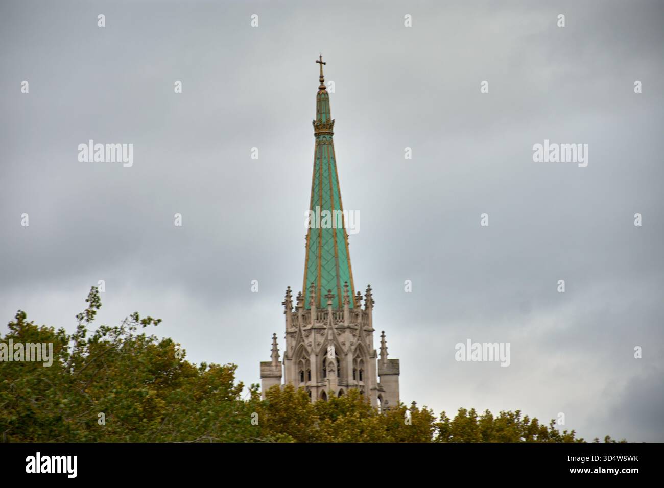 La chiesa protestante americana di Parigi sorge con una guglia verde coronata da una croce, circondata da pinnacoli e dettagli neogotici che spiccano Foto Stock