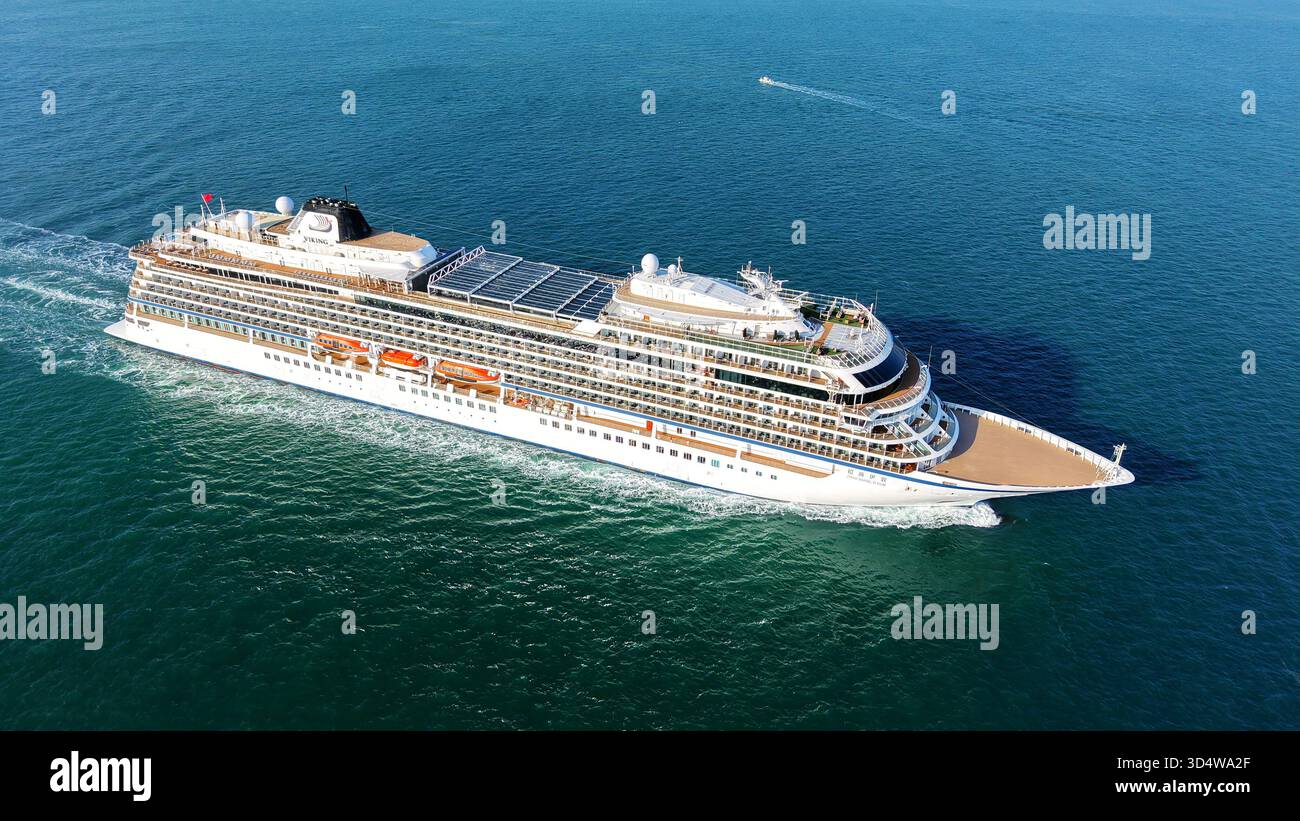 QINGDAO, CINA - 12 NOVEMBRE 2025 - la prima nave da crociera di lusso a cinque stelle della Cina con bandiera rossa, LA ZHAO SHANG YI DUN, la nave da crociera parte dalla baia di Jiaozhou verso il mare aperto a Qingdao, provincia di Shandong, Cina, il 12 novembre 2025. Foto Stock