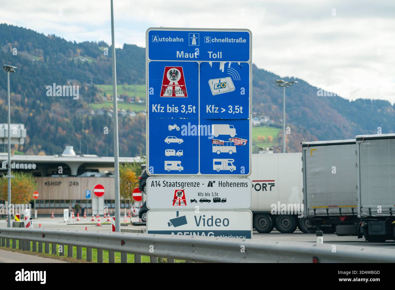 Autobahn, Schnellstraße, Maut, pedaggio, Österreich, Vorarlberg, Grenze, Staatsgrenze, Vignette, GO-Box, ASFINAG, Verkehrsschild, Autobahnschild, Beschilderung, Fahrzeugtypen, Motorrad, Auto, LKW, Wohnwagen, Wohnmobil, Anhänger, mautpflichtig, Verkehr, Transit, Fernverkehr, Infrastruktur, Verkehrsregeln, Kontrollstelle, Videoüberwachung, Mautsystem, Straßennetz, Grenzübergang, Hohenems, Bodensee, Europäische Grenze, Alpenregion, LKW-Verkehr, Straßenverkehr, VerkehrsInformation, Verkehrssicherheit, Reiselogistik, mautpflichtige Straße, Verkehrszeichen, Autobahnbetrieb, mautpflichtige Fahrzeuge, Str Foto Stock