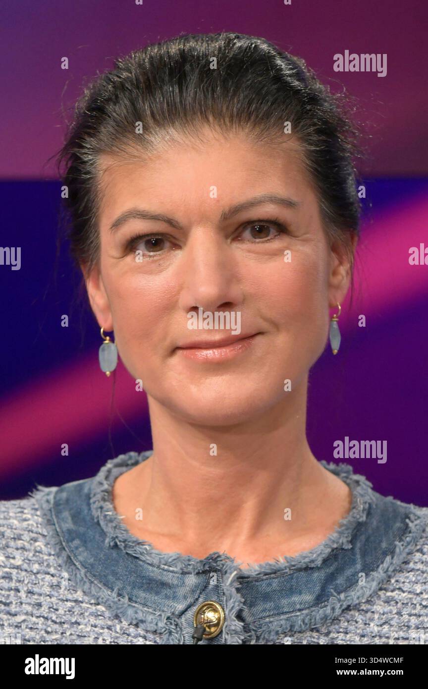 Sahra Wagenknecht in der ARD-Talkshow maischberger im Studio Berlin Adlershof. Berlino, 11.11.2025 *** Sahra Wagenknecht sul talk show ARD maischberger in Studio Berlin Adlershof Berlin, 11 11 11 2025 foto:XM.xBehrensx/xFuturexImagex maischberger1111_5121 Foto Stock