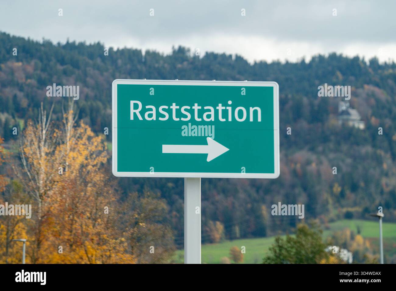 Raststation, Autobahn, Hörbranz, Österreich, Vorarlberg, Verkehrsschild, Raststätte, Tankstelle, ristorante, Vignette, Autobahnschild, Beschilderung, Rast, Pausa, Infrastruktur, Verkehr, Straßenverkehr, Fernstraße, Wegweiser, Autofahrt, Reiselust, Orientierung, Servicebereich, VerkehrsInformation, Straßenzeichen, Tankmöglichkeit, gastronomia, Maut, Autobahnnetz, Verkehrsfotografie, Verkehrstechnik, Beschilderungssystem, Rastmöglichkeit, Verkehrssicherheit, Autofahrer, Fernverkehr, Tourismus, Infrastruktur Österreich, Raststation Hörbranz, Autobahn A14, Alpenregion, Landschaft, Bergkulisse, Str Foto Stock