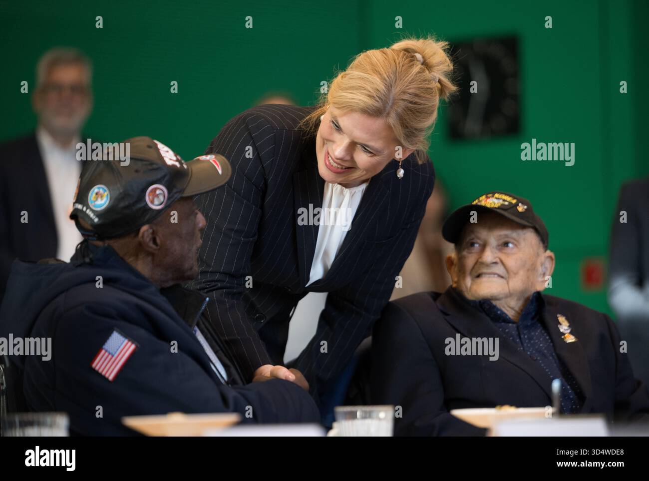 Berlino, Germania. 12 novembre 2025. Il presidente del Bundestag Julia Klöckner (CDU) saluta Enoch "Woody" Woodhouse (l) durante un incontro con i veterani americani della seconda guerra mondiale. Seduto accanto a loro c'è Frank Arthur Athanason. Crediti: Sebastian Christoph Gollnow/dpa/Alamy Live News Foto Stock