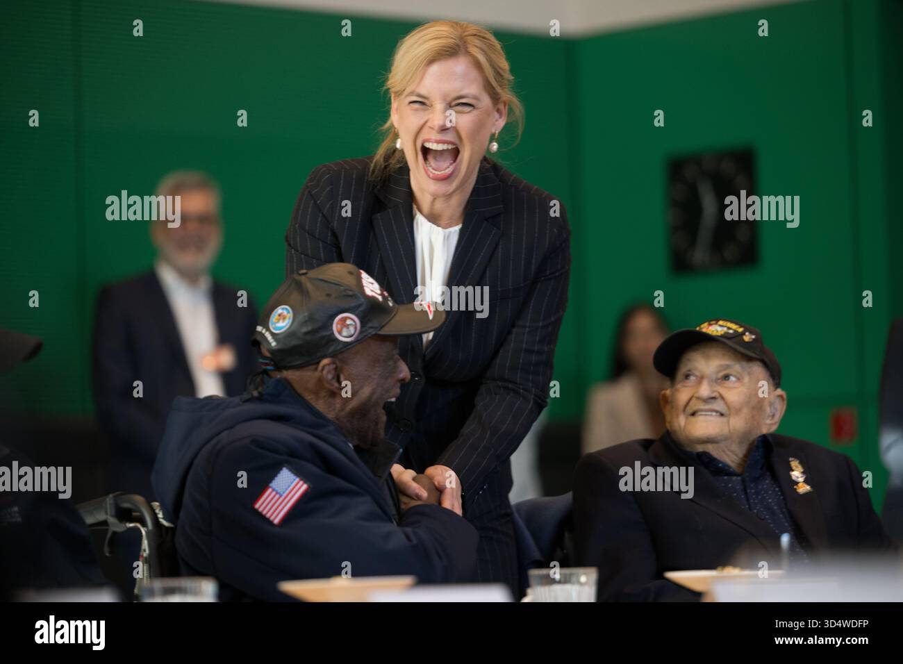Berlino, Germania. 12 novembre 2025. Il presidente del Bundestag Julia Klöckner (CDU) ride durante un incontro con i veterani americani della seconda guerra mondiale dopo uno scherzo di Enoch 'Woody' Woodhouse (l). Seduto accanto a loro c'è Frank Arthur Athanason. Crediti: Sebastian Christoph Gollnow/dpa/Alamy Live News Foto Stock