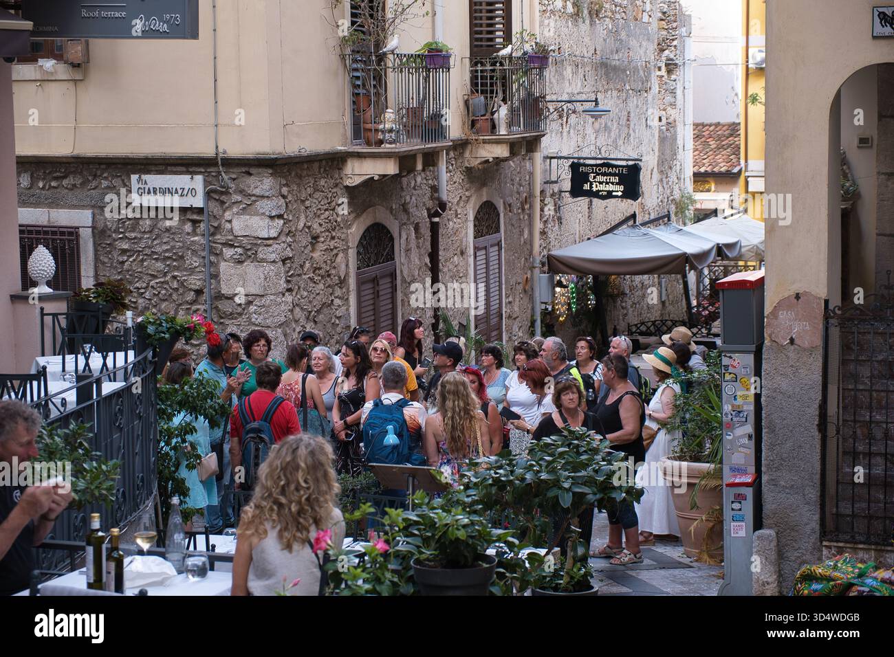 Tour guidati a Taormina, Sicilia, a fine estate Foto Stock