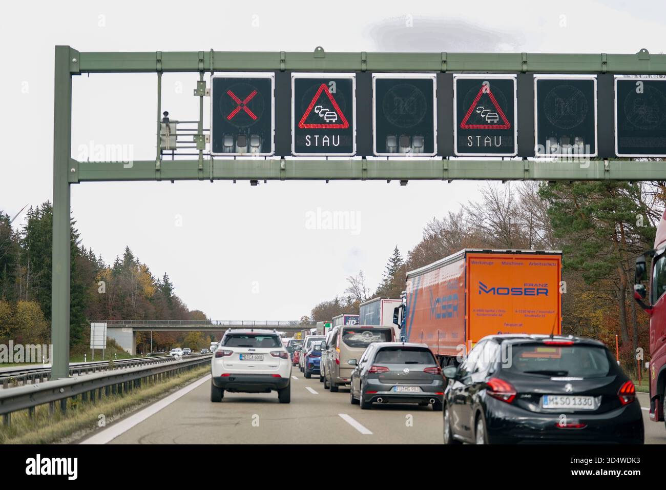 Deutschland, Bayern, Europa, Autobahn, Bundesautobahn, A8, Verkehr, Straßenverkehr, Stau, Verkehrsstau, Stop-and-Go, Rückreiseverkehr, Reiseverkehr, Pendlerverkehr, Ferienverkehr, Wochenendverkehr, Pkw, LKW, Transporter, Nutzfahrzeug, Spedition, Güterverkehr, Transportlogistik, Kolonnenverkehr, Verkehrsfluss, Verkehrsaufkommen, Verkehrsdichte, Wechselverkehrszeichen, Verkehrszeichen, Stauwarnung, LED-Anzeige, elektronische Verkehrssteuerung, Verkehrsleitsystem, VerkehrsInformation, Fahrspur, Fahrbahn, Fahrbahnmarkierung, Leitplanke, Brücke, Autobahnbrücke, Fahrbahnverengung, Baustelle, Baustel Foto Stock