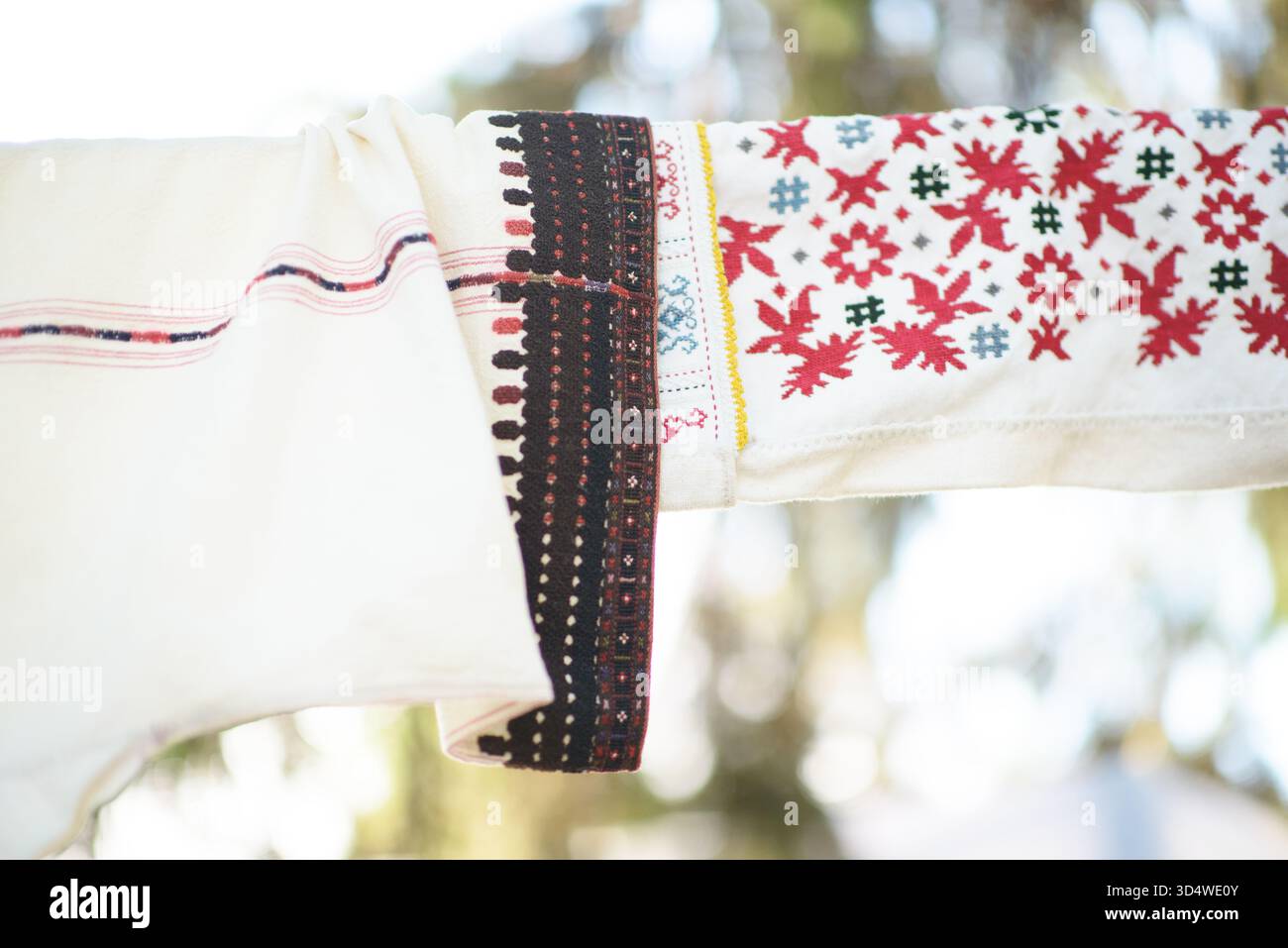 Autentiche maniche ricamate dal tradizionale costume popolare bulgaro delle donne che mostrano motivi a cuciture incrociate e artigianato tessile Foto Stock