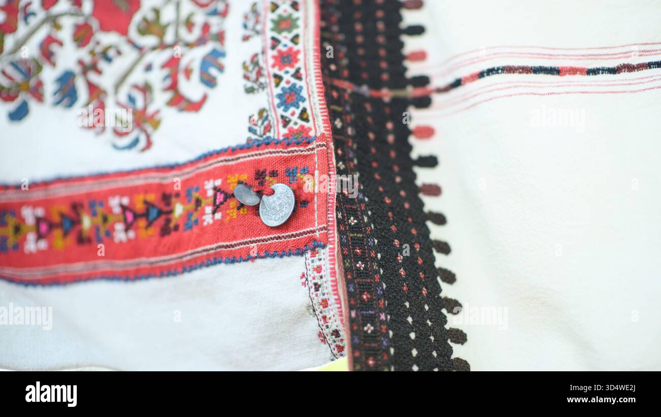 Autentiche maniche ricamate dal tradizionale costume popolare bulgaro delle donne che mostrano l'artigianato tessile lavorato a mano e dettagli del patrimonio culturale Foto Stock