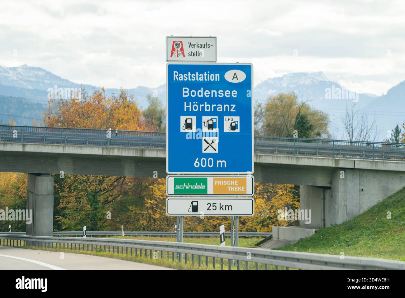 Autobahn, Raststation, Bodensee, Hörbranz, Österreich, Vorarlberg, Raststätte, Autobahnschild, Verkehrsschild, Beschilderung, Tankstelle, GPL, Elektroauto, Ladestation, ristorante, Rasthof, Verkaufsstelle, Vignette, Maut, Infrastruktur, Straßenverkehr, Autobahnbrücke, Rastplatz, Fernverkehr, Verkehr, Tankmöglichkeit, gastronomia, Servicebereich, Rast, Pausa, Autobahnnetz, Autofahrt, VerkehrsInformation, Kilometerangabe, Entfernungsanzeige, Reise, Verkehrssicherheit, Straßennetz, Verkehrsinfrastruktur, Verkehrsfotografie, Bergkulisse, Alpen, Herbstlandschaft, Mobilität, Transitstrecke, Tourismu Foto Stock