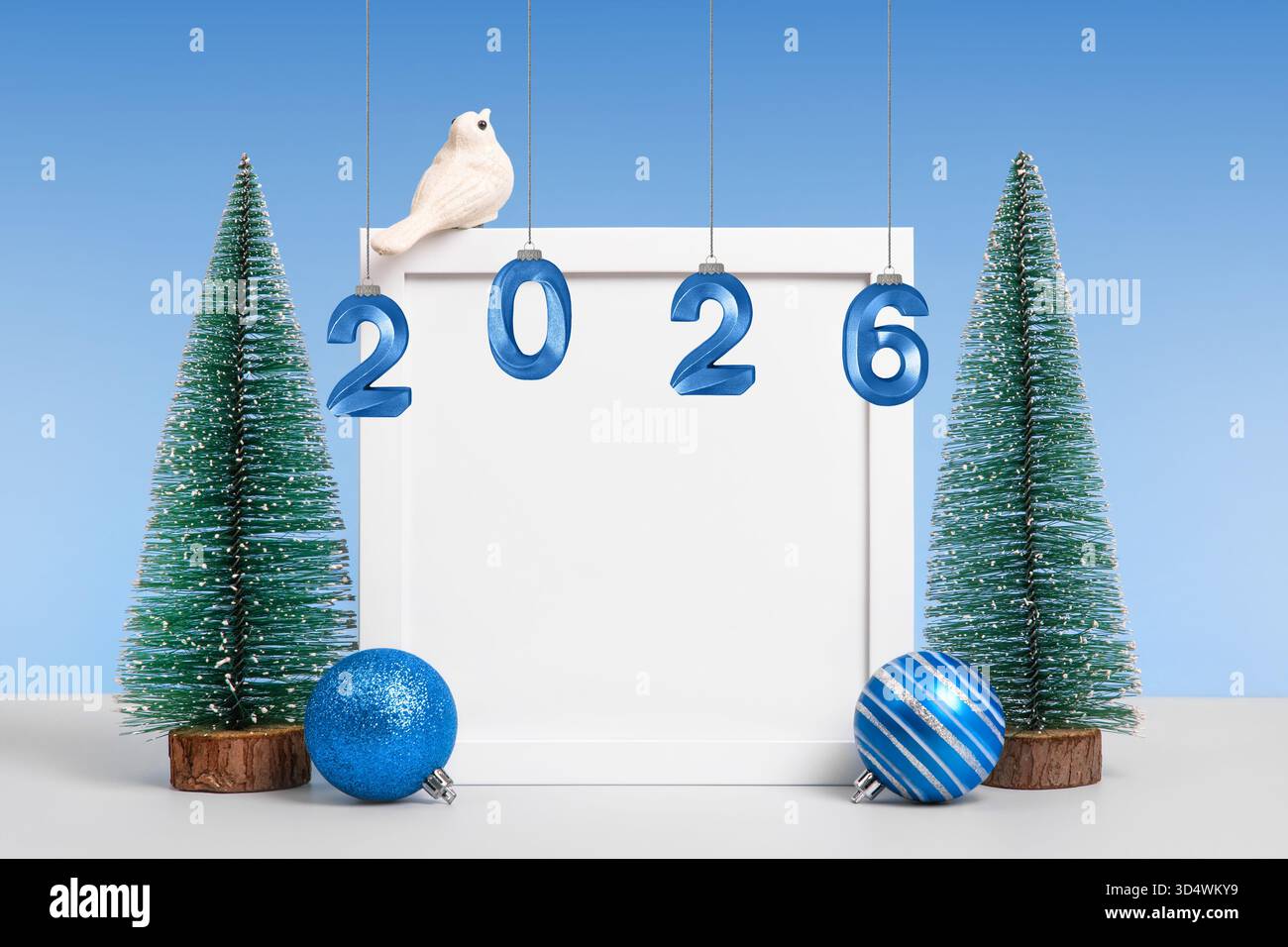 Sfondo natalizio con alberi di Natale, palla turchese, uccelli bianchi e cornice bianca per testo, saluti, promozioni e sconti. Cartolina di Natale e Capodanno 2026. Foto Stock