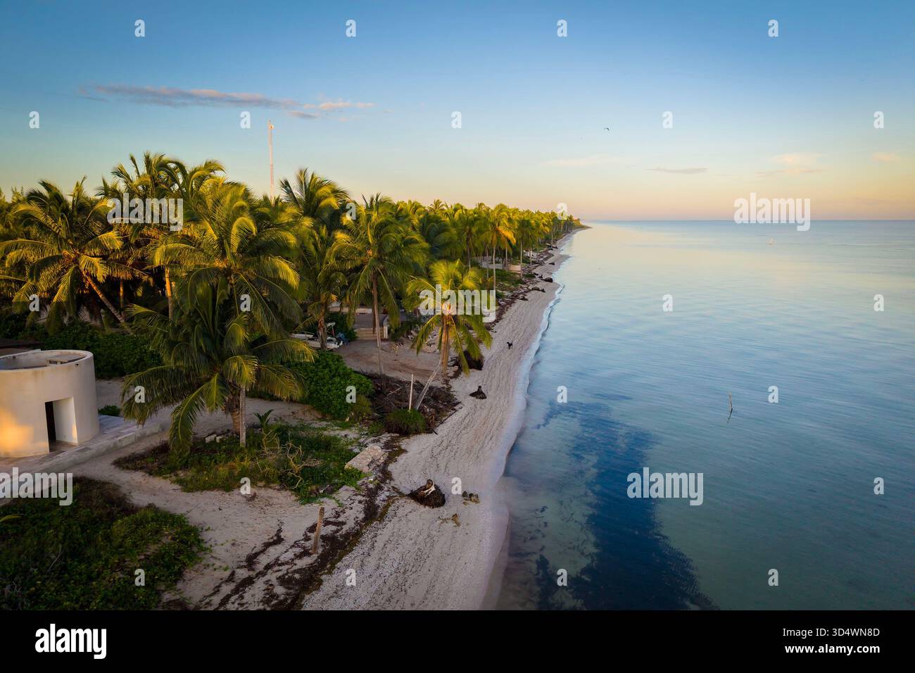 Il sole sorge sulla penisola dello Yucatan e sul Golfo del Messico, dipingendo il cielo in vivaci tonalità. Le acque calme e colorate risplendono sotto, creando un ser Foto Stock