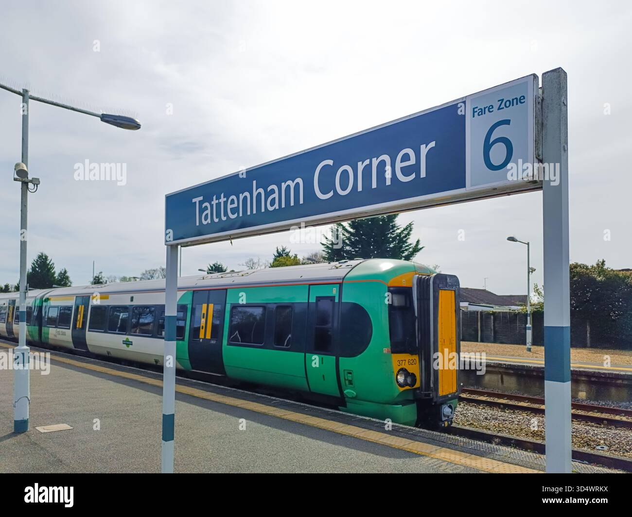 Stazione ferroviaria di Tattenham Corner con treno Southern sul binario. Londra, Regno Unito, 13 aprile 2024 Foto Stock