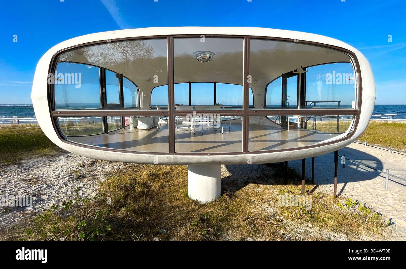 Betonschalen­bau aus ferro-Zement (1982) von Ulrich Müther an der Küste von Binz auf Rügen Foto Stock