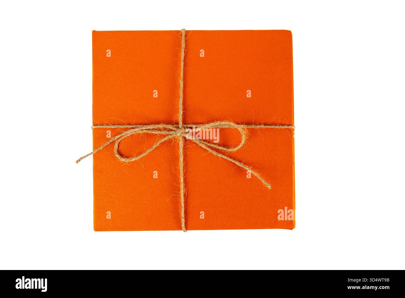 Disposizione piatta e minimale di una scatola regalo arancione con fune, ideale per imballaggi ecologici per le vacanze, feste o modelli di design del marchio. Foto Stock