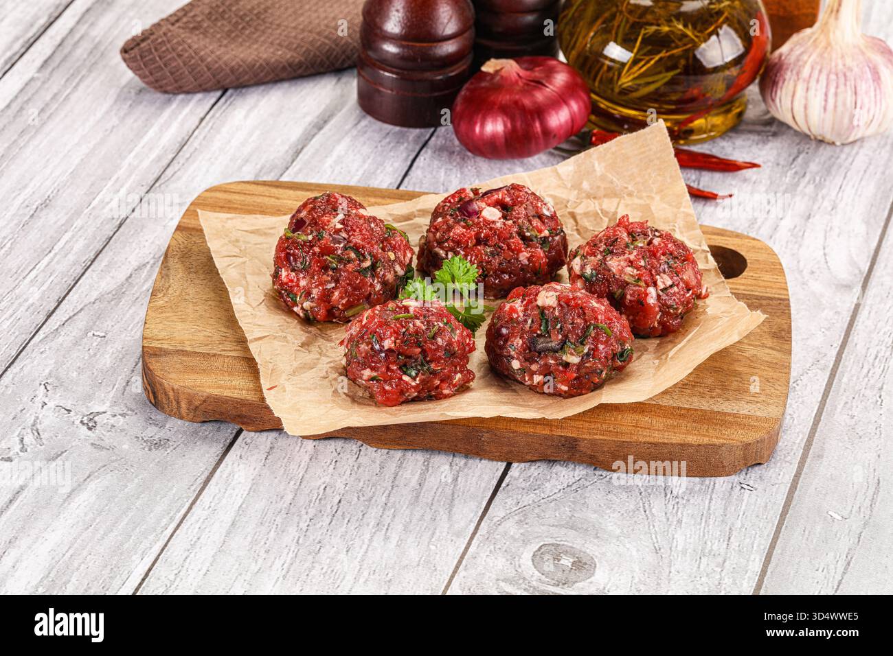 Polpette di manzo crude fatte in casa per cucinare Foto Stock