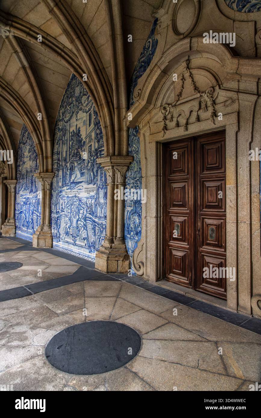 Chiostro gotico, pareti decorate con azulejos blu e bianco, nella Cattedrale di Porto, Portogallo. Foto Stock