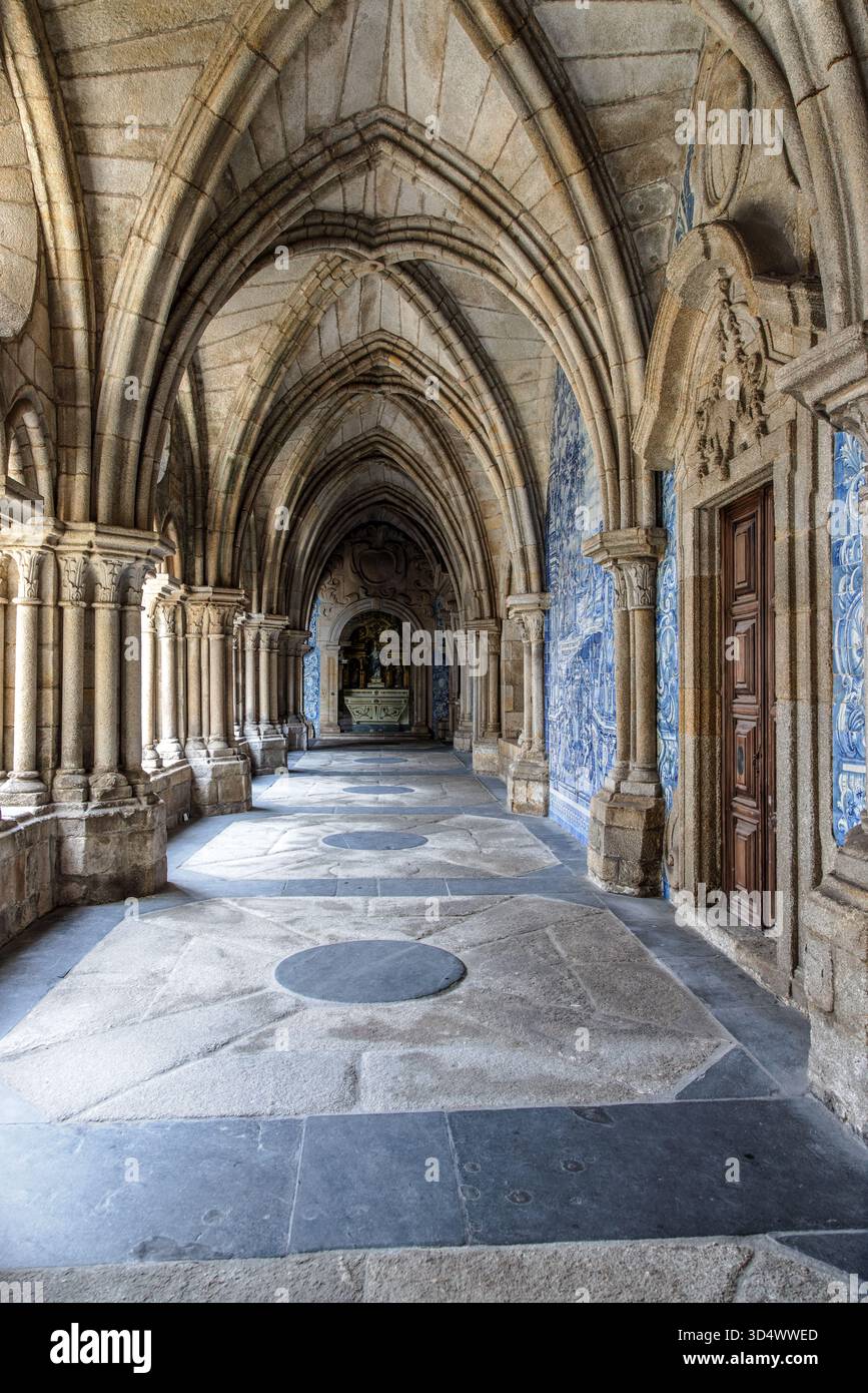 Chiostro gotico, pareti decorate con azulejos blu e bianco, nella Cattedrale di Porto, Portogallo. Foto Stock