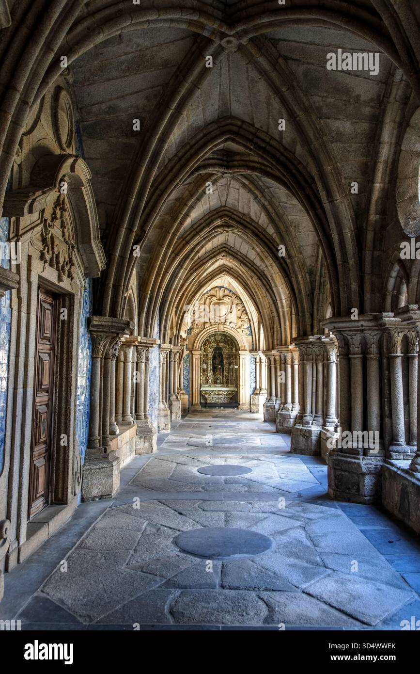 Chiostro gotico, pareti decorate con azulejos blu e bianco, nella Cattedrale di Porto, Portogallo. Foto Stock