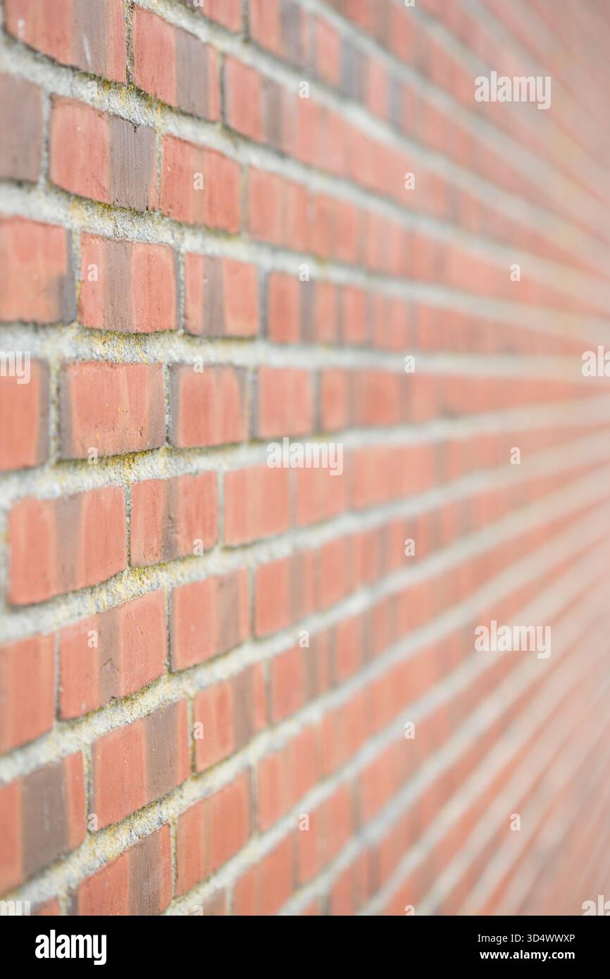 Moderno muro in mattoni rossi con linee principali da nitide a sfocati Foto Stock